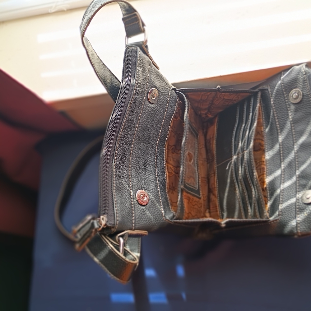 TIGNANELLO Black Crossbody Bag + end  White Stitching. - Picture 8 of 11